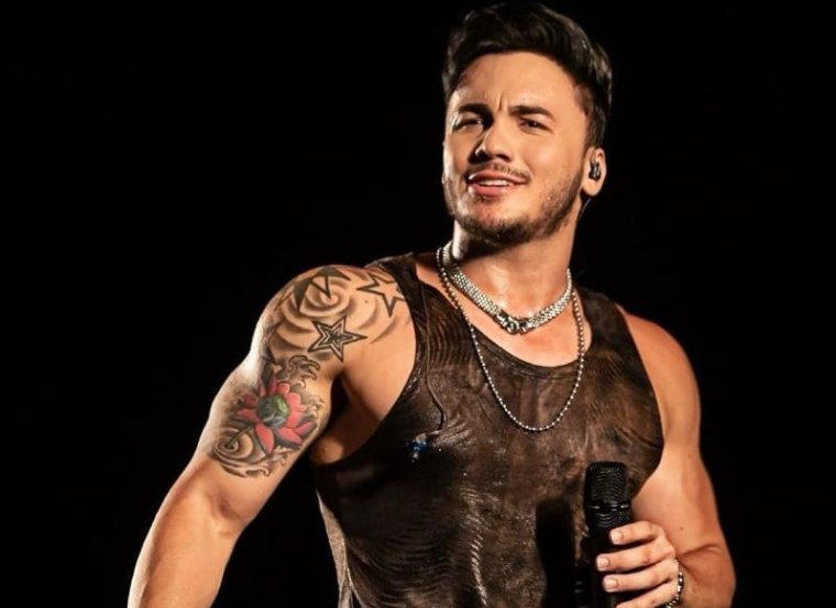 Sertanejo Wallas Arrais é traído pelo vento e grossura causa