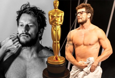 Dudu Pelizzari pelado em Peça de Teatro remasterizado