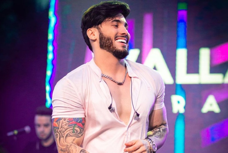 Wallas Arrais impressiona com mala em show no interior