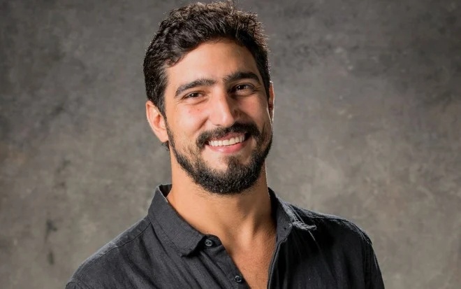 Renato Góes rouba cena de cuequinha em Vale Tudo