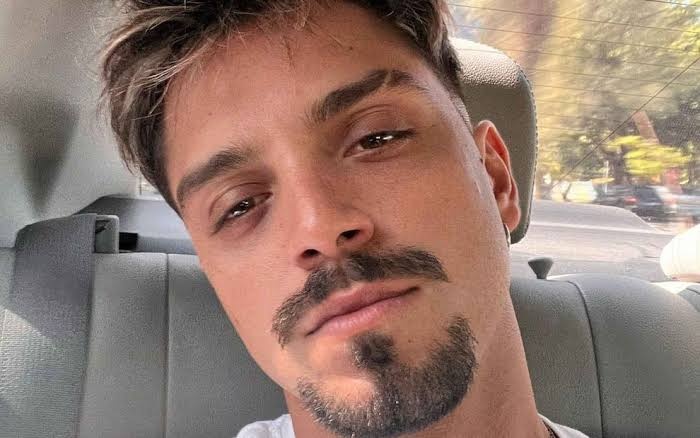 Rodrigo Simas sendo tão perfeitinho tirando a roupa